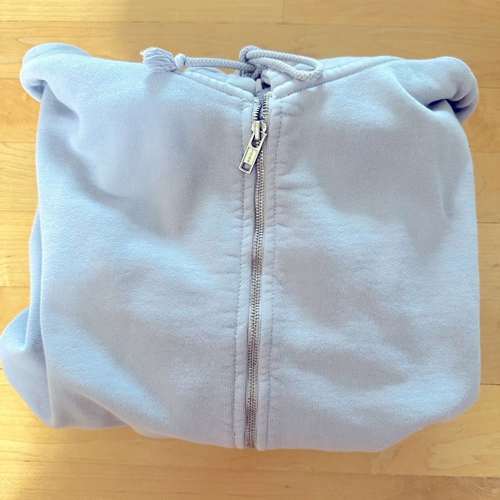 BRANDY MELVILLE SWEATSHIRT WITH HOOD. LIGHT BLUE. SIZE L